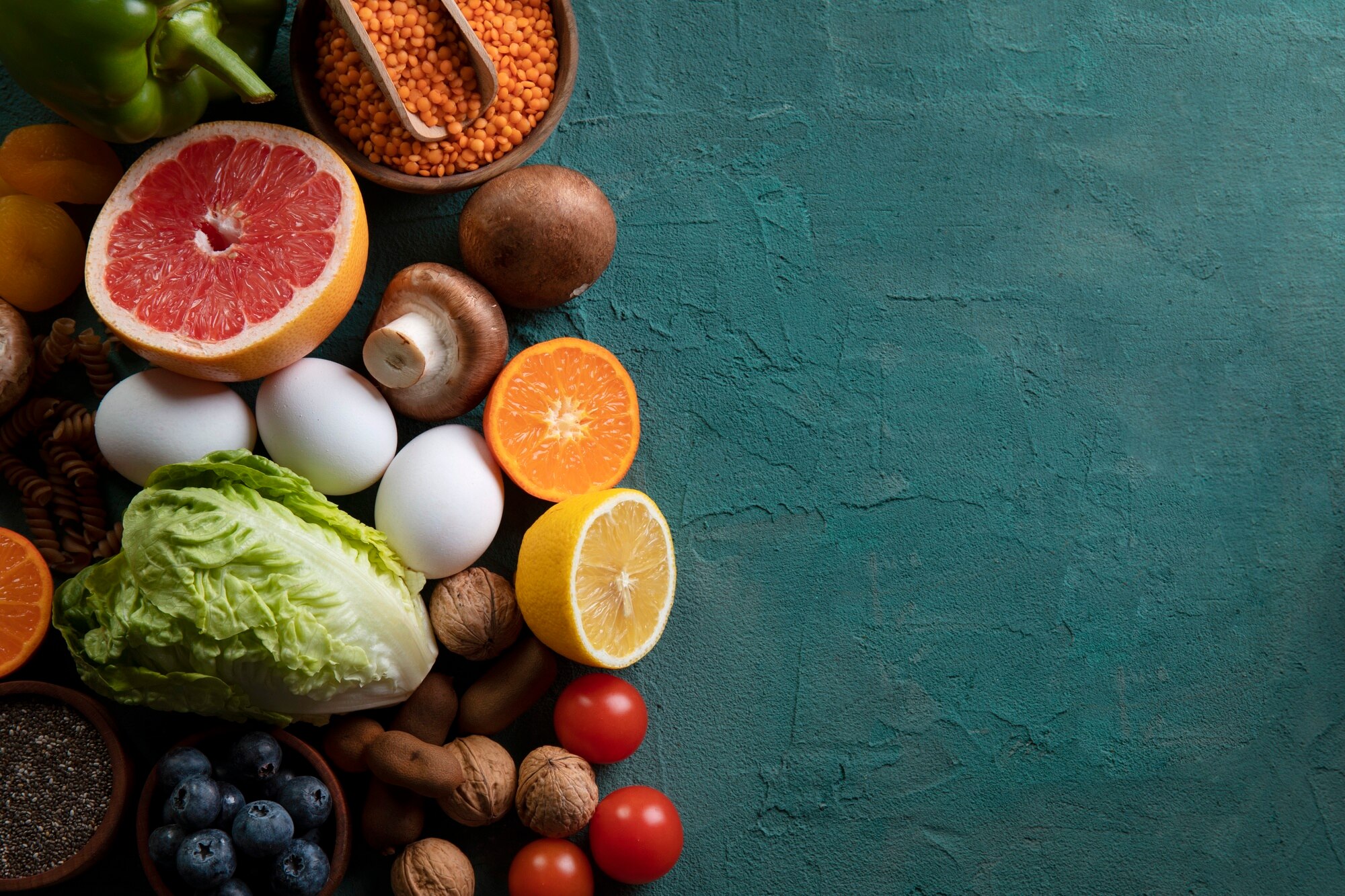 Pelbagai makanan segar yang menyokong kesihatan sendi termasuk sayuran dan buah-buahan